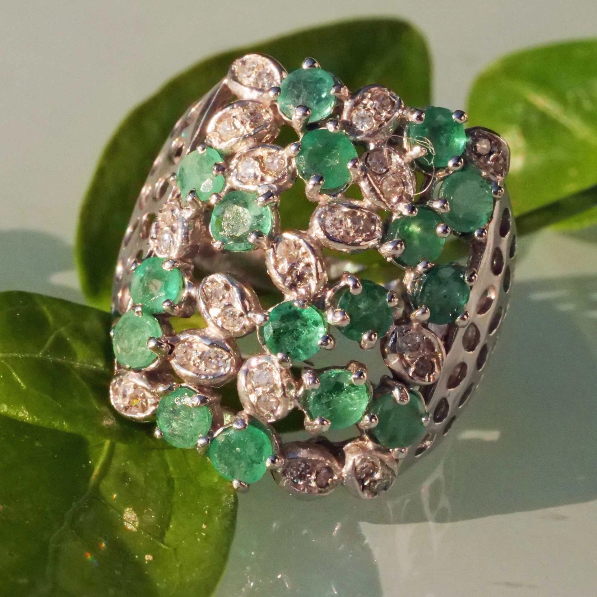 Representative Emerald Diamond Ring of a special kind 18 kt White Gold